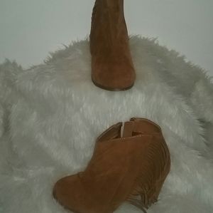 Boots/Etc! Sz - 8- 9 lt tan Heel 3 1/2 "